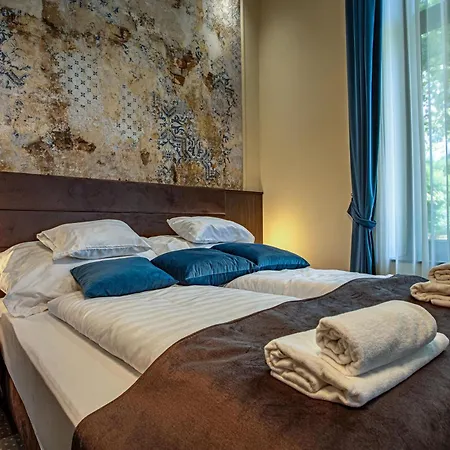 Voeroesko Villa- Alelnoeki Szauna Es Jakuzzi Hasznalattal