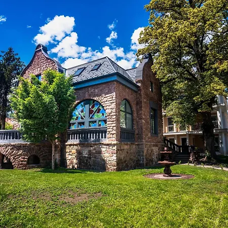 Vöröskő Villa- Alelnöki Szauna és Jakuzzi Használattal Maison d'hôtes 3*
