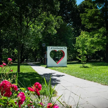Voeroesko Villa- Alelnoeki Szauna Es Jakuzzi Hasznalattal
