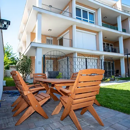 Гостевой дом Voeroesko Villa- Alelnoeki Szauna Es Jakuzzi Hasznalattal Балатональмади