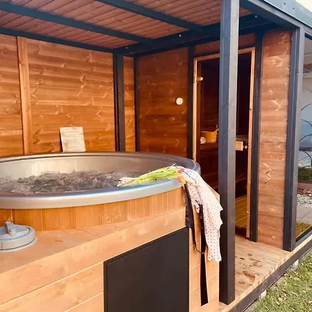 Voeroesko Villa- Alelnoeki Szauna Es Jakuzzi Hasznalattal * Balatonalmadi