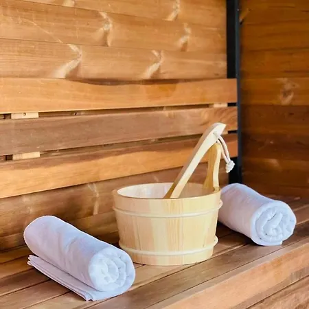Voeroesko Villa- Alelnoeki Szauna Es Jakuzzi Hasznalattal Pensjonat