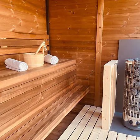 Voeroesko Villa- Alelnoeki Szauna Es Jakuzzi Hasznalattal