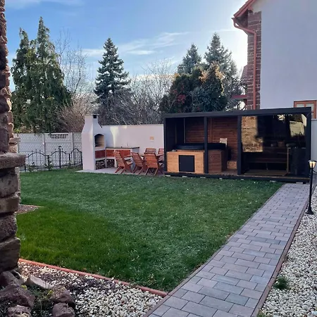 Voeroesko Villa- Alelnoeki Szauna Es Jakuzzi Hasznalattal Pensjonat Balatonalmádi