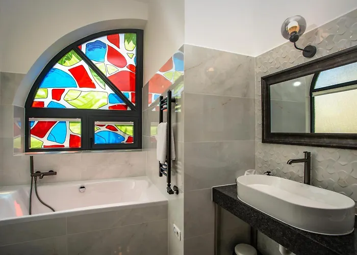 Vöröskő Villa- Alelnöki Szauna és Jakuzzi Használattal Maison d'hôtes