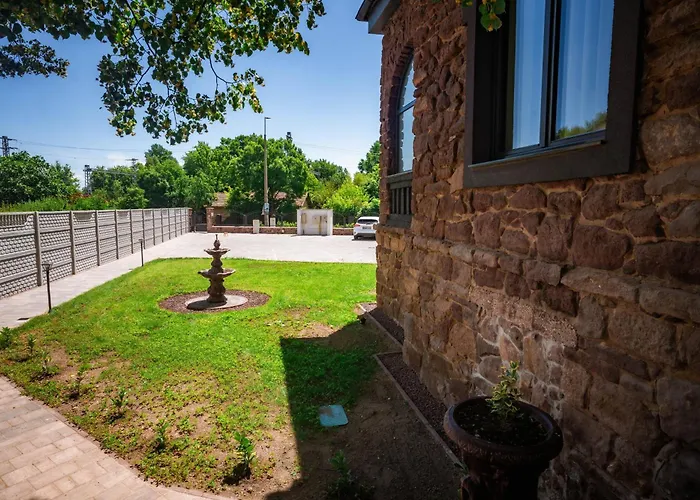 Vöröskő Villa- Alelnöki Szauna és Jakuzzi Használattal 3*