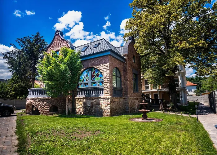 Vöröskő Villa- Alelnöki Szauna és Jakuzzi Használattal Maison d'hôtes 3*