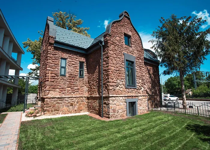 Vöröskő Villa- Alelnöki Szauna és Jakuzzi Használattal Maison d'hôtes 3*