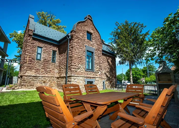 Maison d'hôtes Vöröskő Villa- Alelnöki Szauna és Jakuzzi Használattal