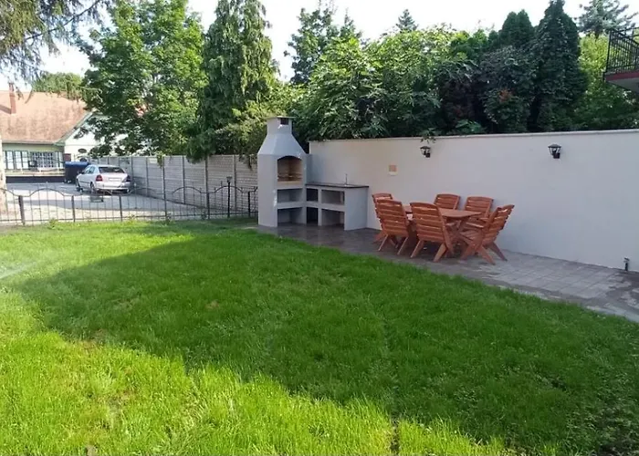 Vöröskő Villa- Alelnöki Szauna és Jakuzzi Használattal Maison d'hôtes